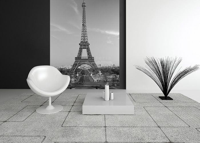 nowoczesne pomieszczenie z białymi fotelami i niskim kwadratowym stolikiem z fototapetą Paryż na ścianie