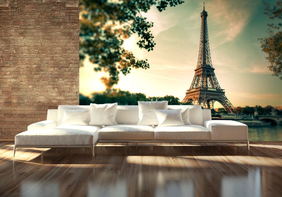 Przytulny salon z białymi nowoczesnymi meblami i fototapetą przedstawiającą wieżę Eiffel w Paryżu