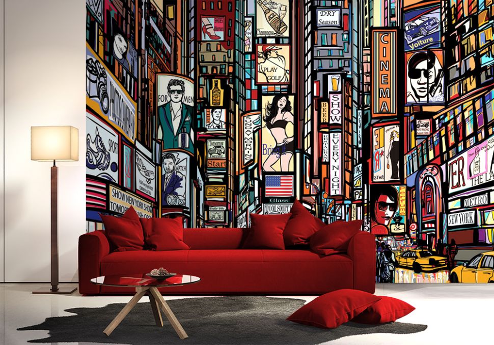 Ogromna grafika z New York na ścianie znajdującej się za dużą białą kanapą z kolorowymi poduszkami