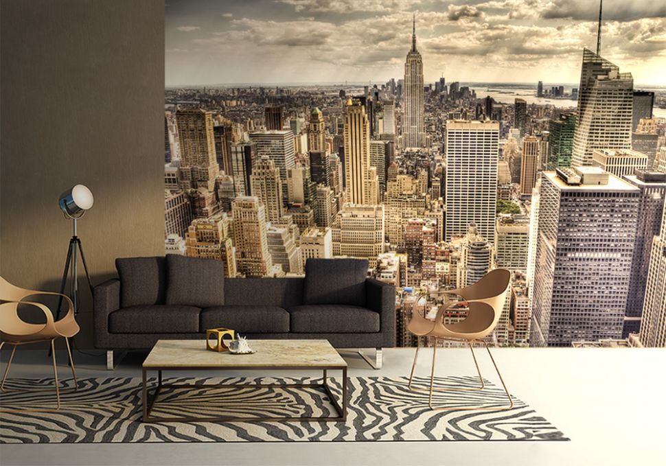 Mieszkanie szarą kanapą ozdobione fototapetą ścienną z Nowym Jorkiem