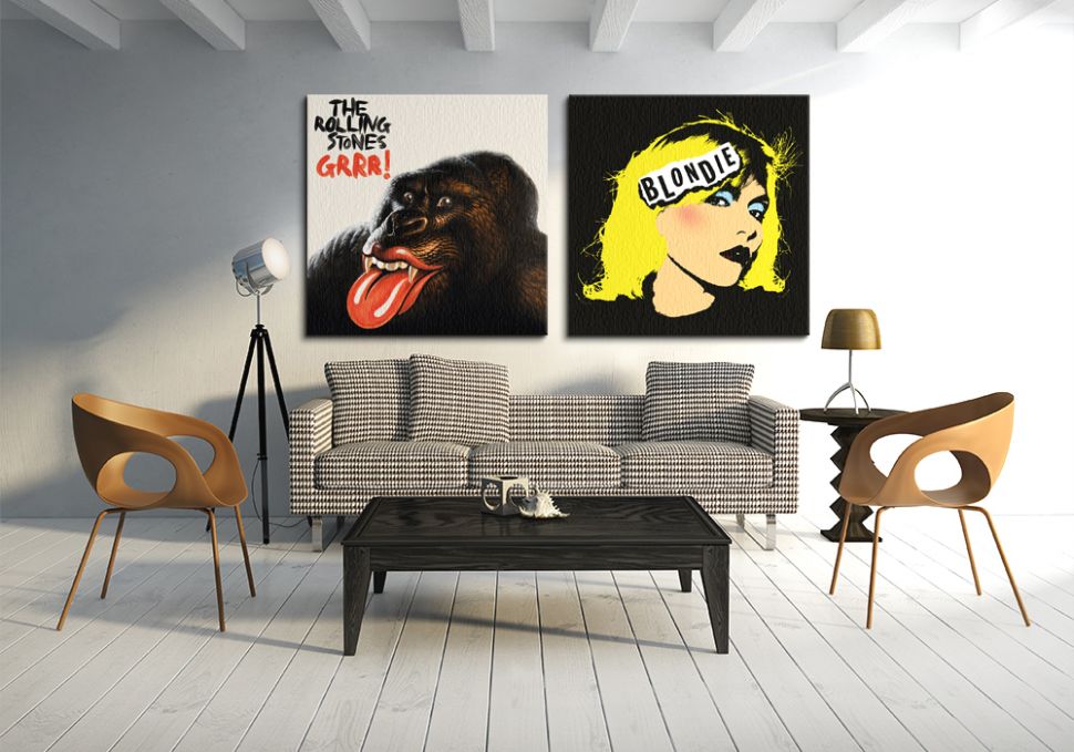 Obrazy na płótnie z serii Blondie w białym pokoju nad sofą w kratkę