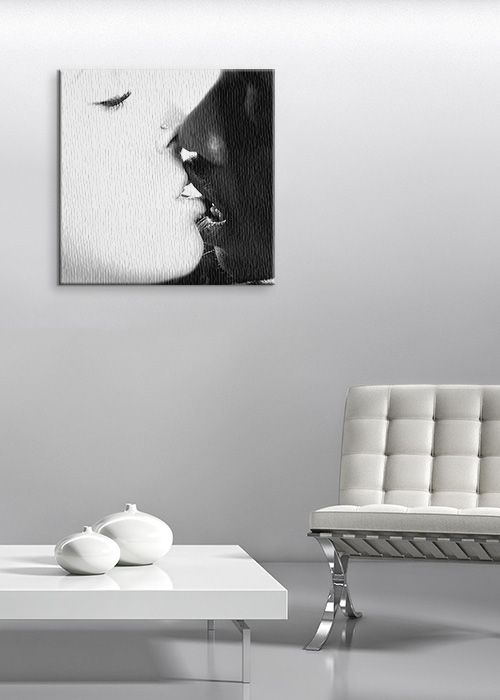 aranżacja obrazka z całującą się parą w białym pokoju nad białym fotelem i stolikiem
