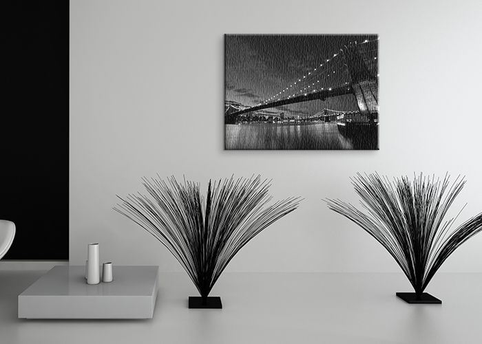 aranżacja obrazu z Brooklyn Bridge nocą w białym nowoczesnym salonie