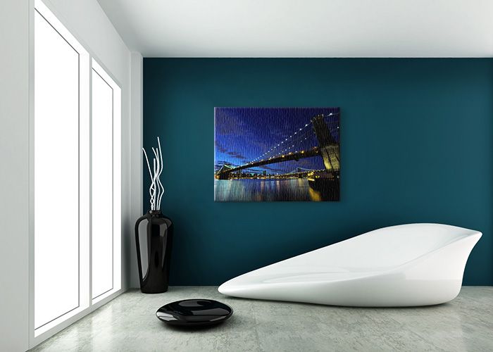 aranżacja obrazu z Brooklyn Bridge nocą w pokoju nad białą ekstrawagancją sofą
