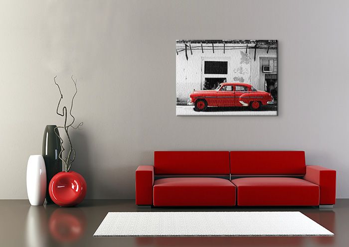 aranżacja obrazu z czerwonym samochodem w białym salonie z czerwonymi dodatkami