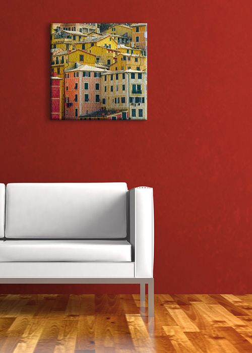 aranżacja obrazu z widokiem na domy w Camogli w czerwonym pokoju nad białą sofą