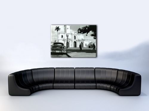 aranżacja obrazu z czarnym Chevroletrm przed białą świątynią na Kubie w białym pokoju nad czarną sofą