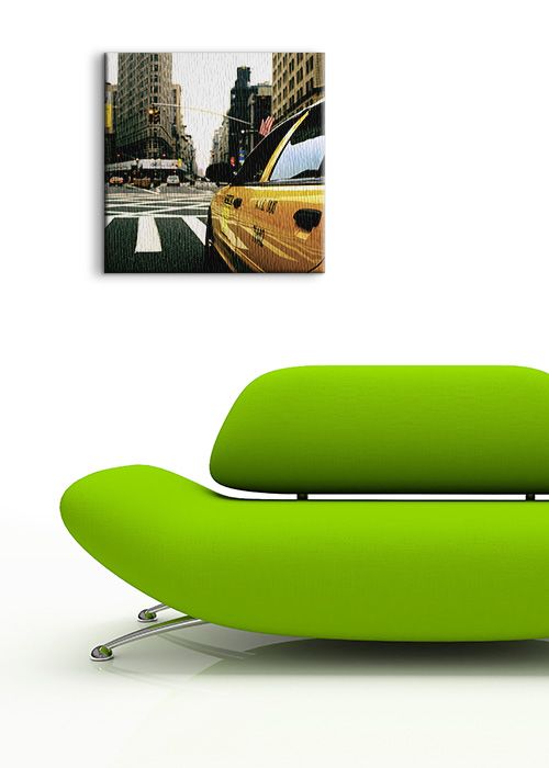 aranżacja obrazu z ulicami Nowego Jorku i żółtą taksówką w białym salonie nad zieloną sofą