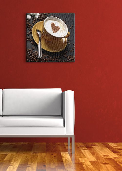 aranżacja obrazu z filiżanką cappuccino na czerwonej ścianie w salonie i nad białą sofą