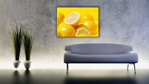 aranżacja obrazu z żółciutkimi cytrynami w szarym salonie nad białą sofą