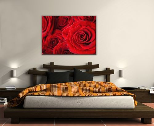 czerwone róże na płótnie w białej sypialni