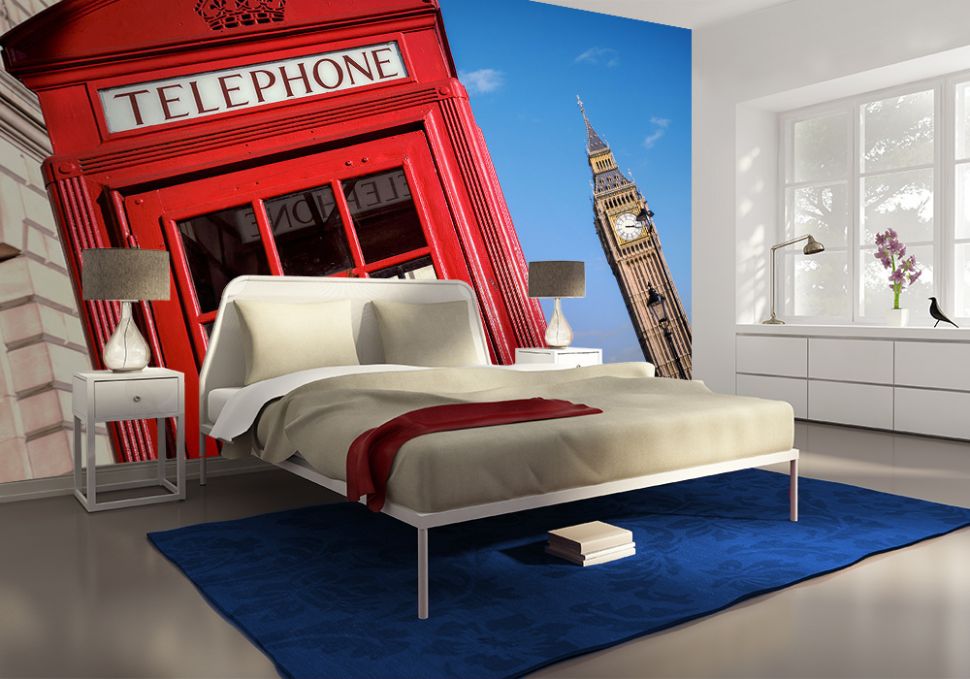aranżacja fototapety z Big Benem i czerwoną budką telefoniczną w pokoju z ciemnymi ścianami i białymi schodami