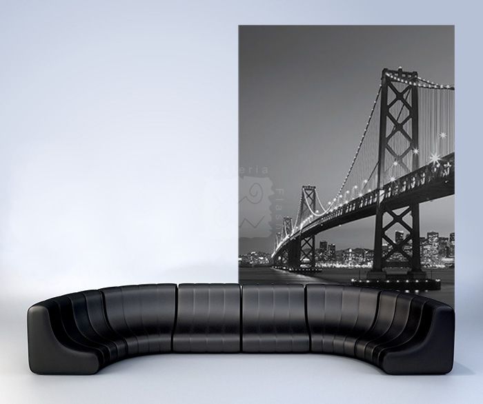 fototapeta z czarno-białym mostem bruklińskim na ścianie nad czarną skórzaną kanapą