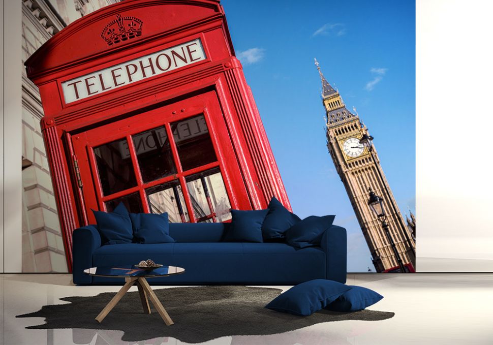 aranżacja fototapety z Big Benem i czerwoną budką telefoniczną w jasnym pokoju z błękitnymi dodatkami