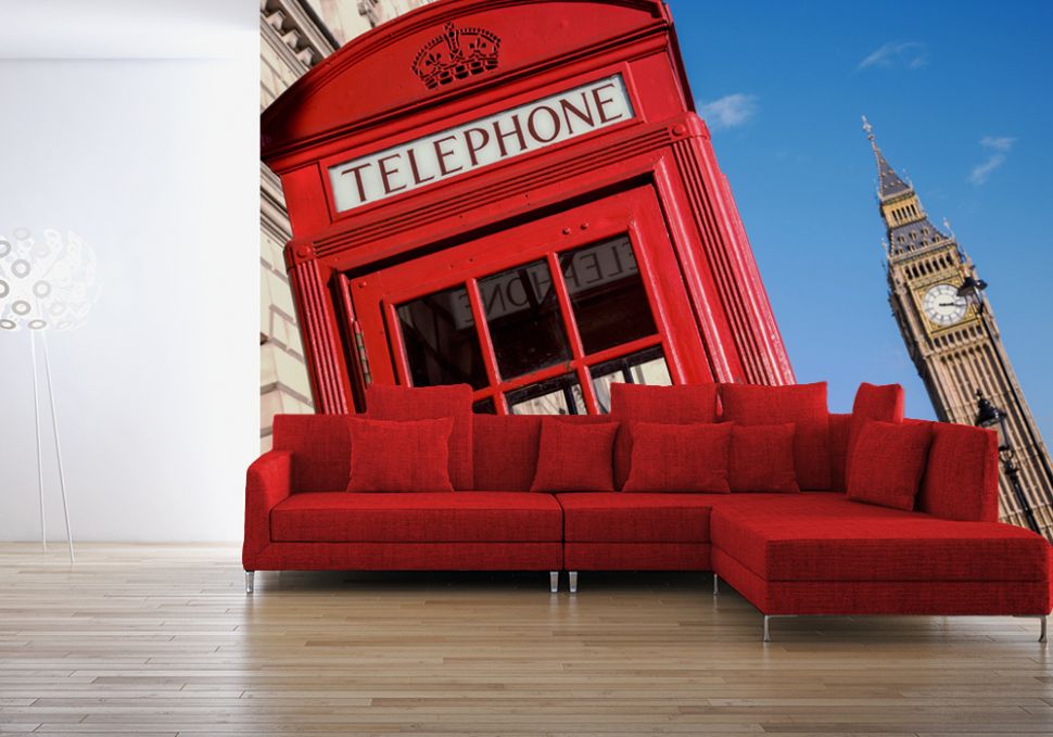 aranżacja fototapety z Big Benem i czerwoną budką telefoniczną w pokoju z drewnianą podłogą