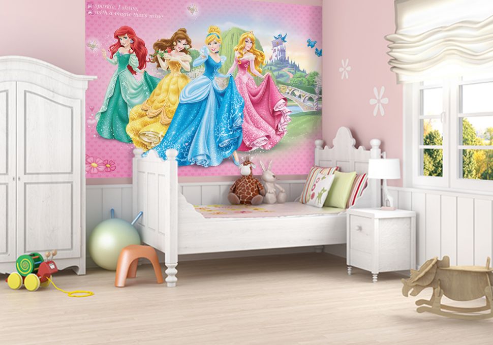 Pokój dziewczynki z białymi meblami i fototapetą z Księżniczkami Disneya na ścianie