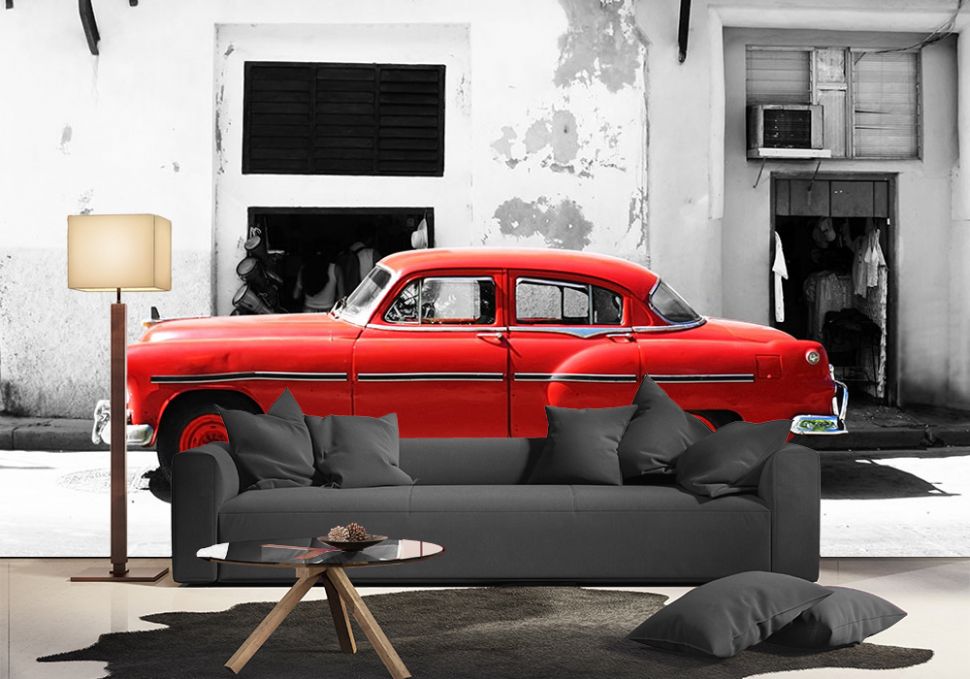 aranżacja fototapety z czerwonym Cadillaciem w pokoju z czarną sofą i stolikiem