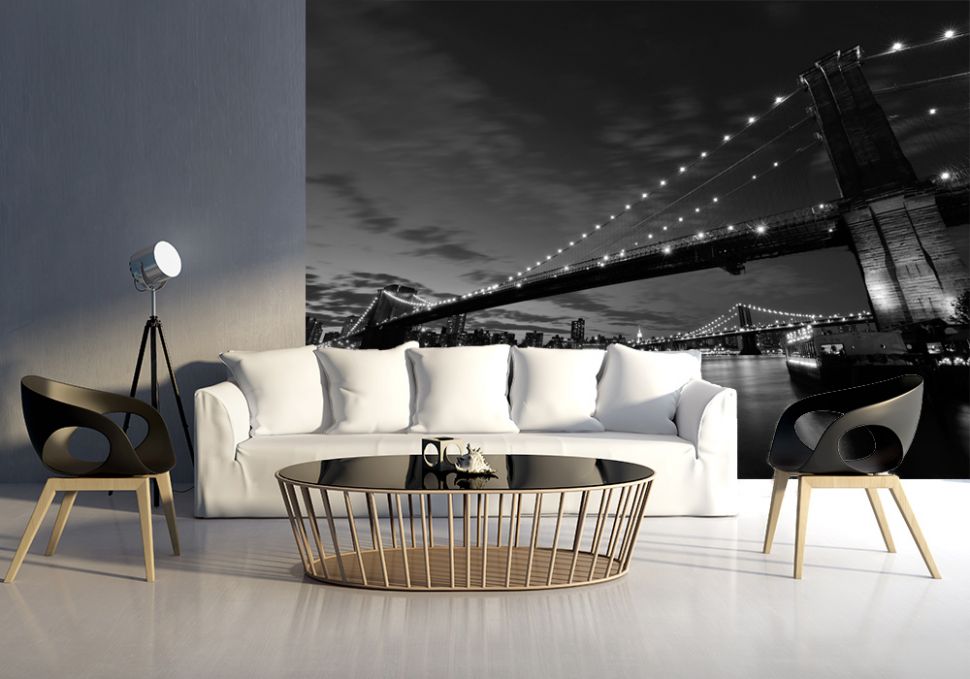 fototapeta z brooklyn bridge w nowoczesnym salonie z białymi ścianami z za białym fotelem