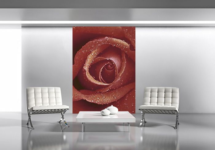 aranżacja fototapety z czerwoną różą w białym salonie za dwoma białymi fotelami
