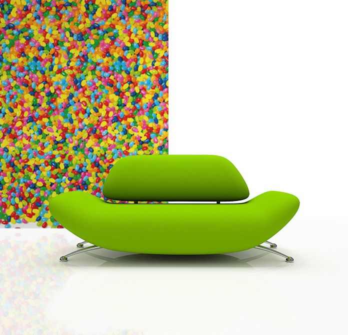 aranżacja fototapety z cukierkami w białym pokoju za zieloną sofą