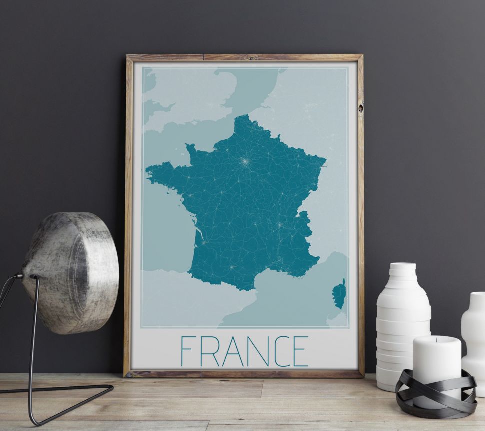 wnętrze z mapą francji oprawioną w ramkę z drewna o wymiarach 50x70 cm wiszącą na ścianie