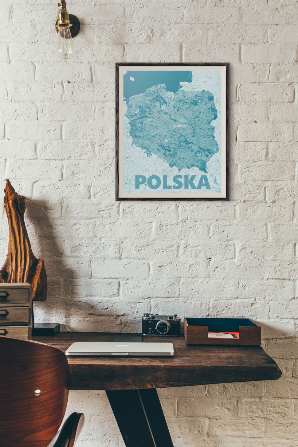 wnętrze z mapą polski oprawioną w ramkę 50x70 cm wiszącą na ścianie