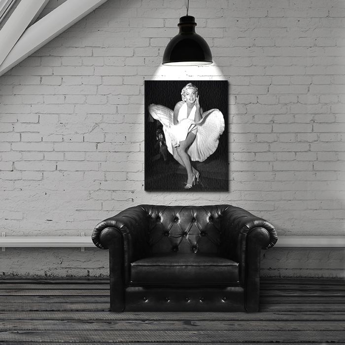 Obraz 60x80 przedstawia Marilyn Monroe na czarnym tle