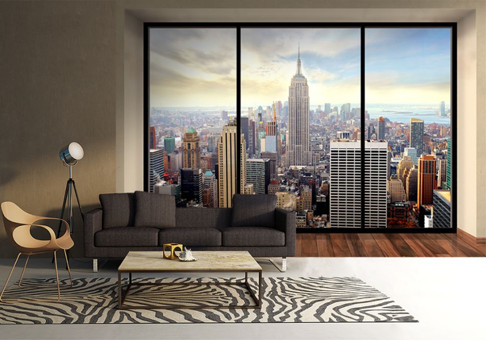Mieszkanie z białą kanapą i kolorowymi poduszkami i ogromną fototapetą na ścianie z Nowym Jorkiem