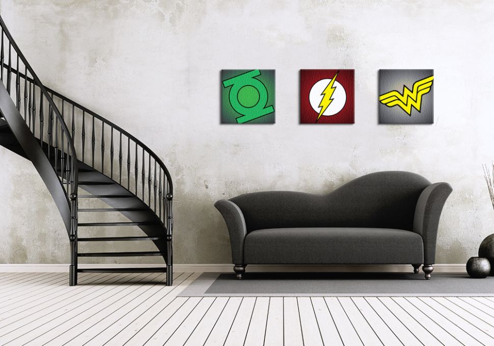 Aranżacja obrazów na płótnie przedstawiających symbole Green Latern Flash Wonder woman