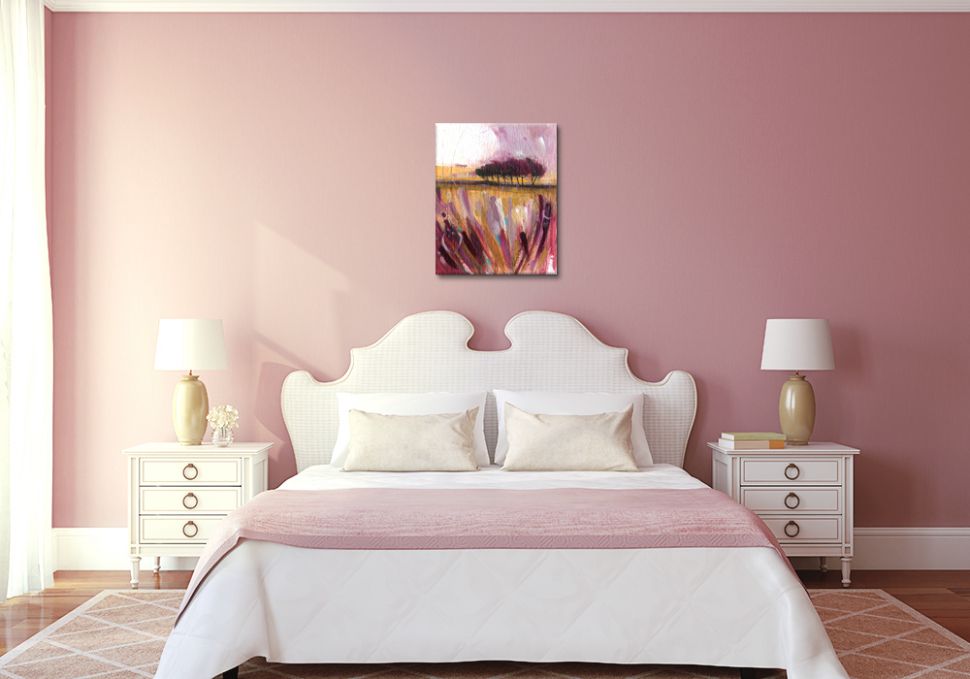 Aranżacja wnętrza przedstawiająca kolorwy obraz na płótnie wiszący w różowej sypialni