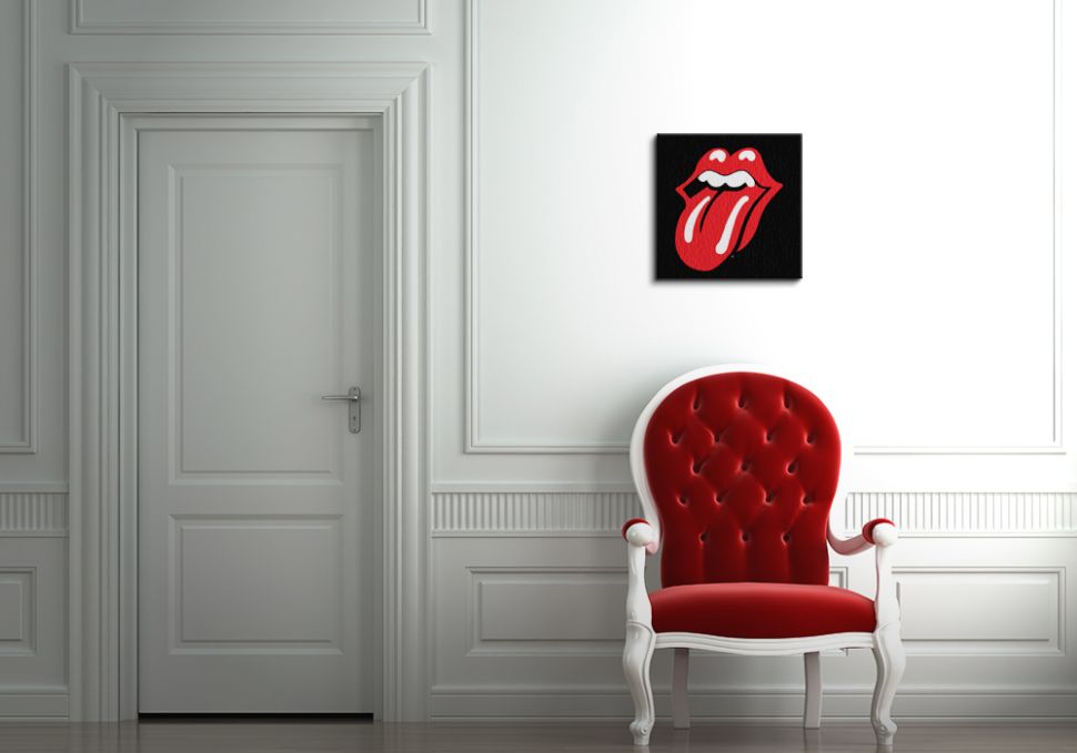 Obraz na płótnie przedstawia duże czerowne usta z językiem symbol the Rolling Stones