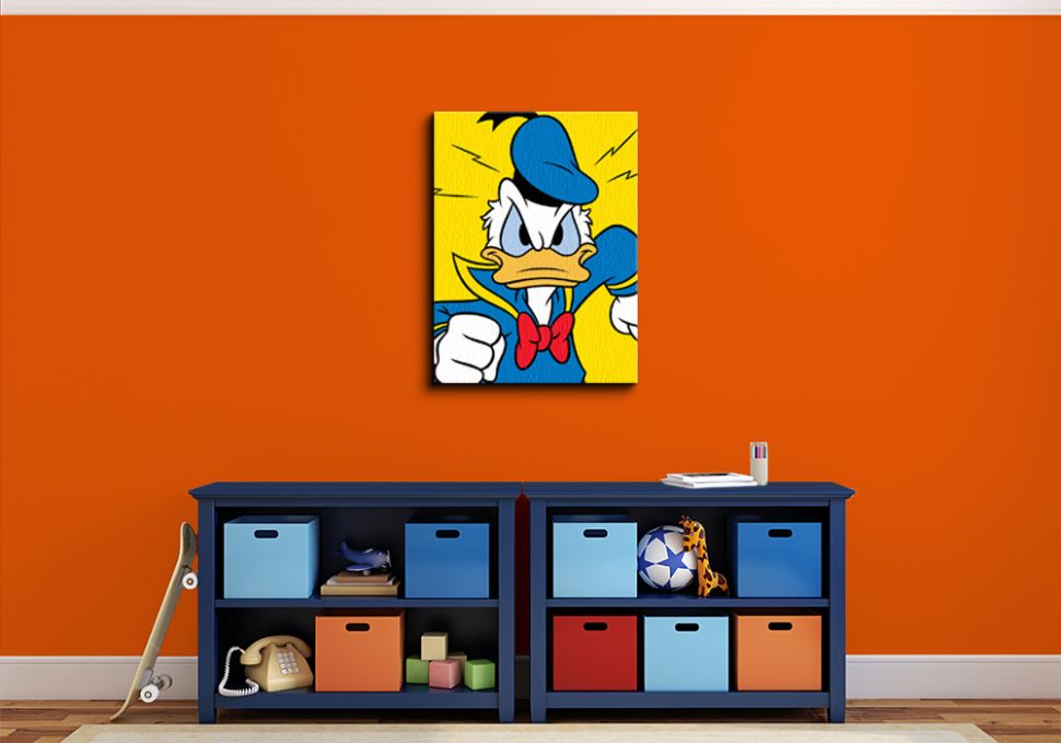 Aranżacja dziecięcego pokoju przedstawia dekorację ścienną z wizerunkiem Kaczora Donalda