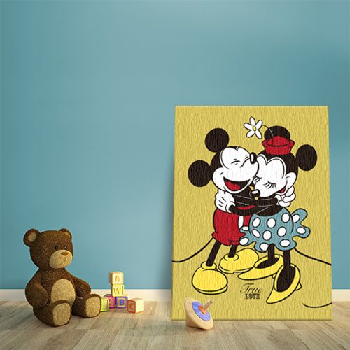 Aranżacja obrazu na płótnie przedstawia uśmiechnietą Myszkę Minnie w objęciach Myszki Miki