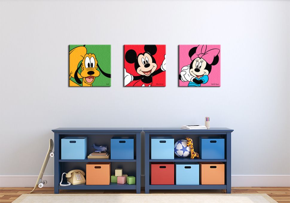 Aranżacja wnętrza przedstawiająca trzy obrazy z serii Myszki Miki w pokoju dziecięcym