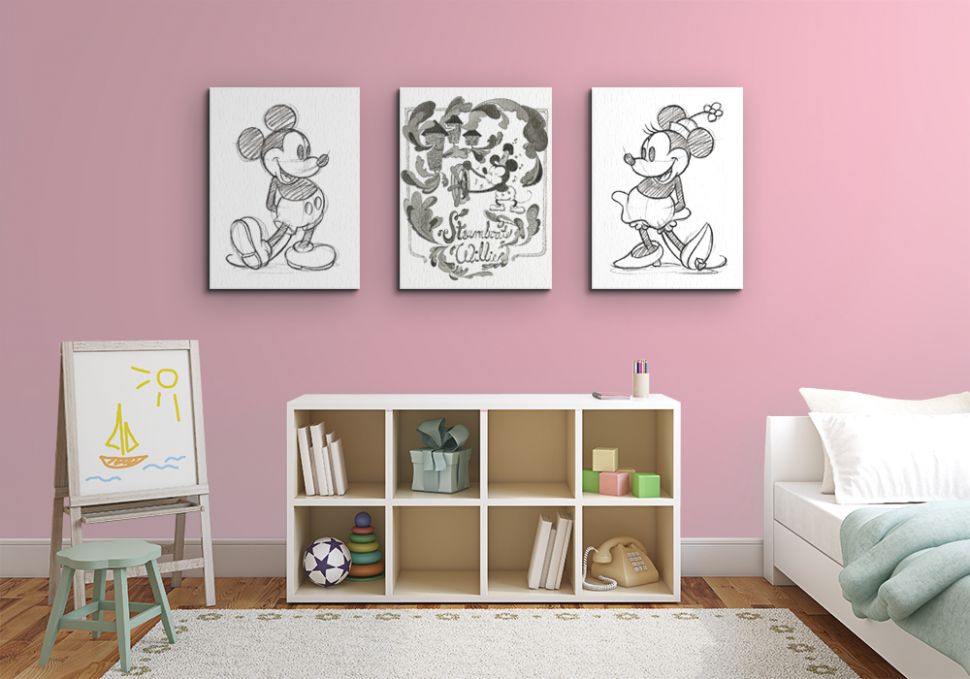 Aranżacja dziecięcych obrazów przedstawia ulubione postaci z bajki Myszka Miki