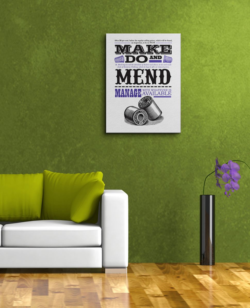 Aranżacja obrazu typograficznego na płótnie w salonie z zieloną ścianą nad białą sofą