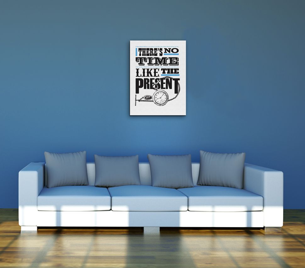 Aranżacja obrazu typograficznego na płótnie w salonie z niebieską ścianą nad dużą białą sofą