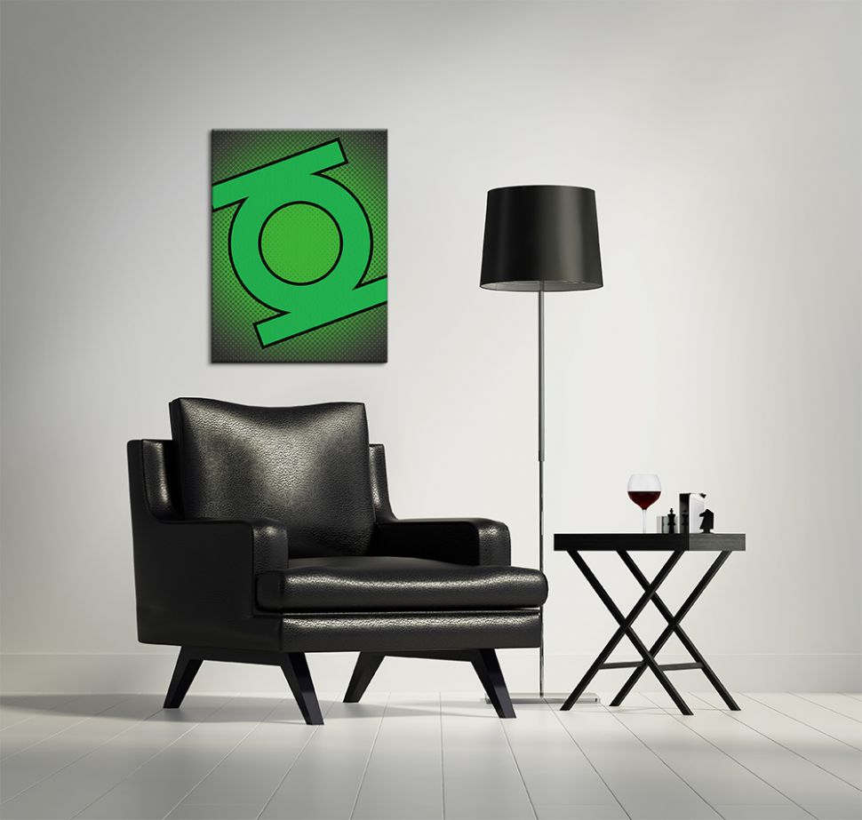 aranżacja obrazu z symbolem Green Lantern w białym pokoju z czarnym skórzanym fotelem