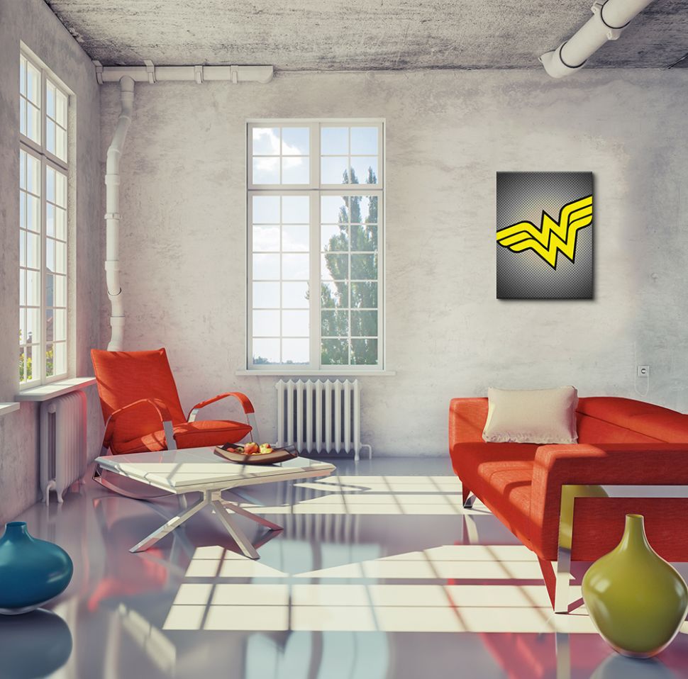 aranżacja obrazu z symbolem z komiksu Wonder Woman w jasnym pokoju z czerwonym fotelem i sofą