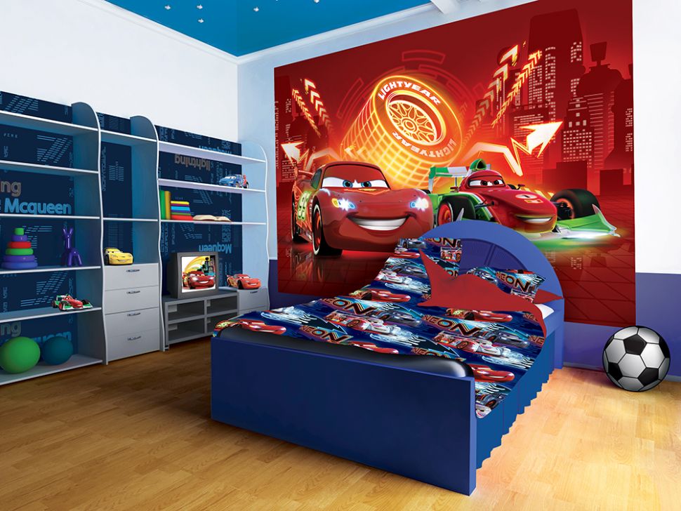 Aranżacja przedstawiająca fototapetę z bajki Disneya Auta w pokoju małego chłopca nad łóżkiem