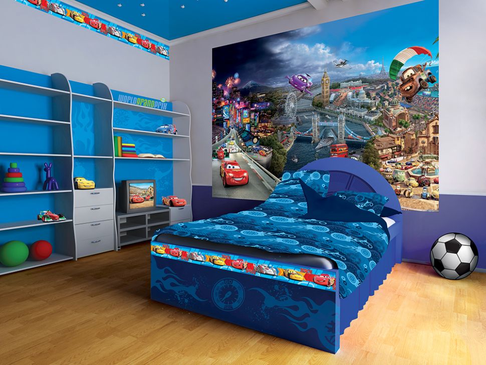 fototapeta z bajki Disneya Cars nad łóżkiem w pokoju małego chłopca