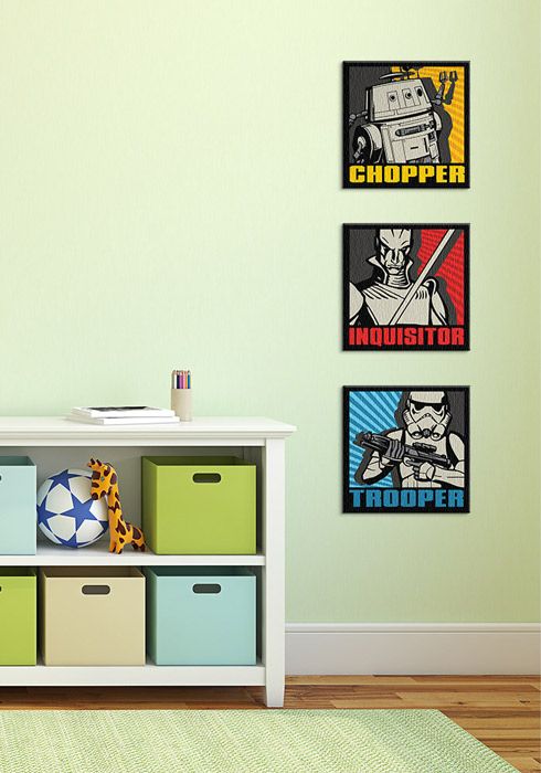 Chopper, Inquisora i Ezra na obrazach Star Wars Rebels w pokoju dziecięcym koło szafki z zabawkami