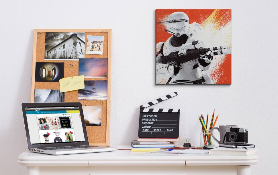 Obraz na ścianę do pokoju zatytułowany Star Wars Ep7 (Flametrooper Paint) wymiary płótna 30x30 cm