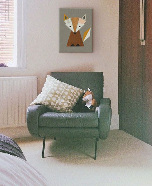 Obraz z grafiką przedstawiającą lisa w pokoju z fotelem na którym leży pluszowy lis