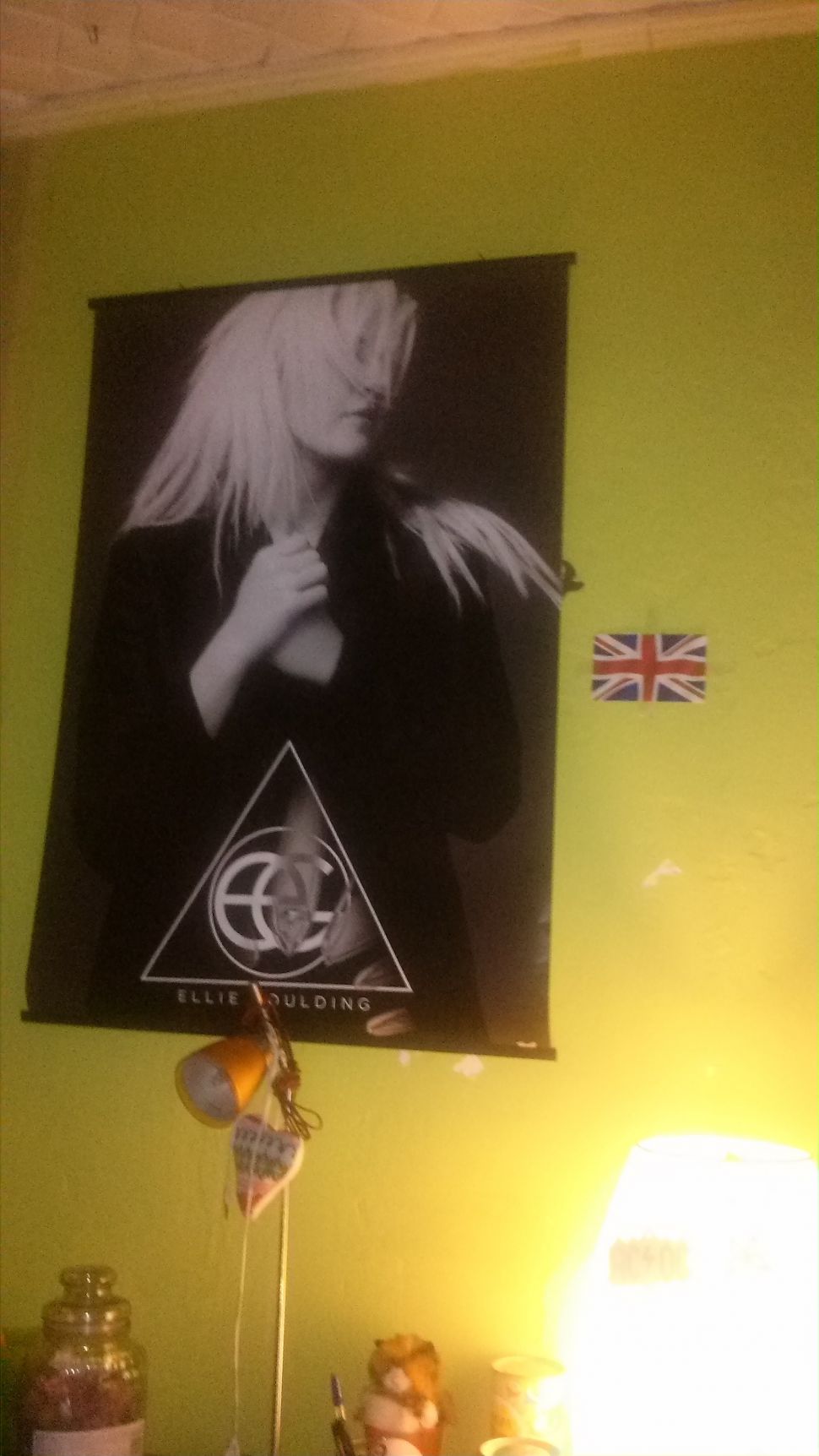 plakat z Ellie Goulding na ścianie w pokoju fanki