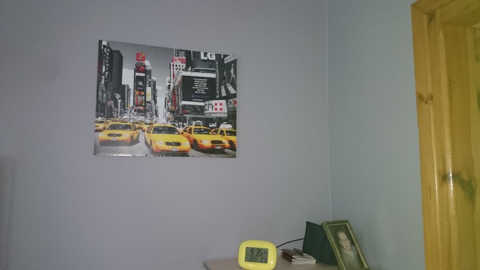 plakat z żółtymi taksówkami w nowym jorku na ścianie pokoju