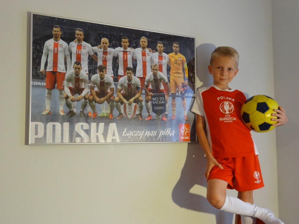 plakat reprezentacji polski oprawiony w ramkę aluminiową na ścianie w pokoju młodego chłopca