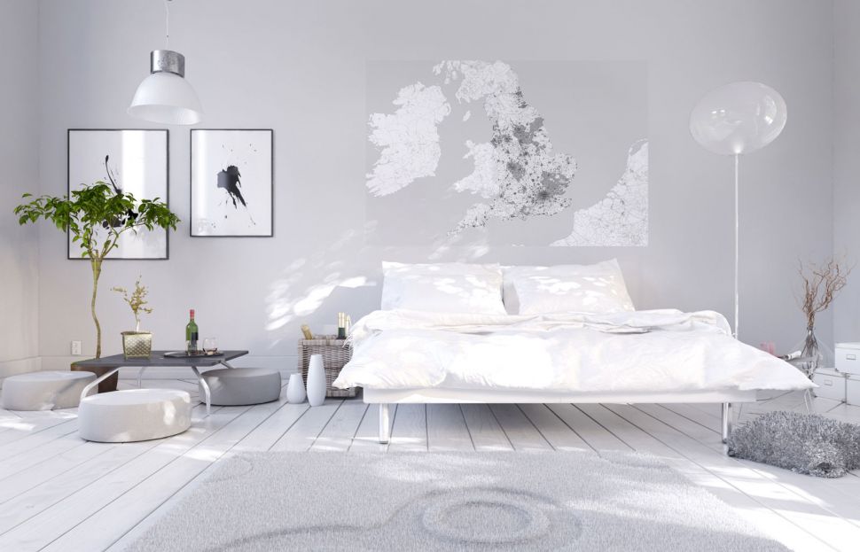 Nowocześnie urządzona sypialnia z wiszącą nad łóżkiem fototapetą mapy Anglii