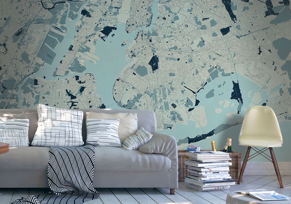 Fototapeta z mapą Nowego Jorku wisząca na ścianie w salonie nad szarą kanapą