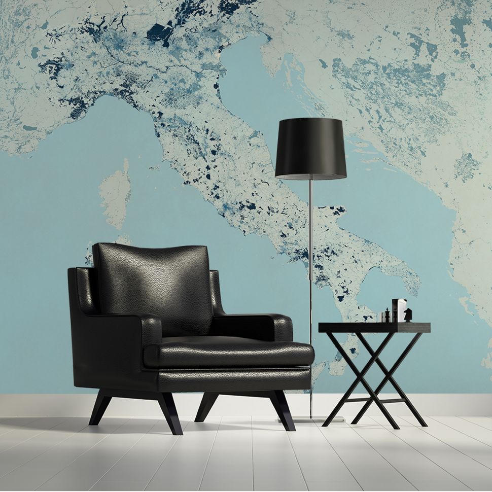 Fototapeta przedstawiająca mapę Włoch wisząca w salonie nad skórzanym czarnym fotelem